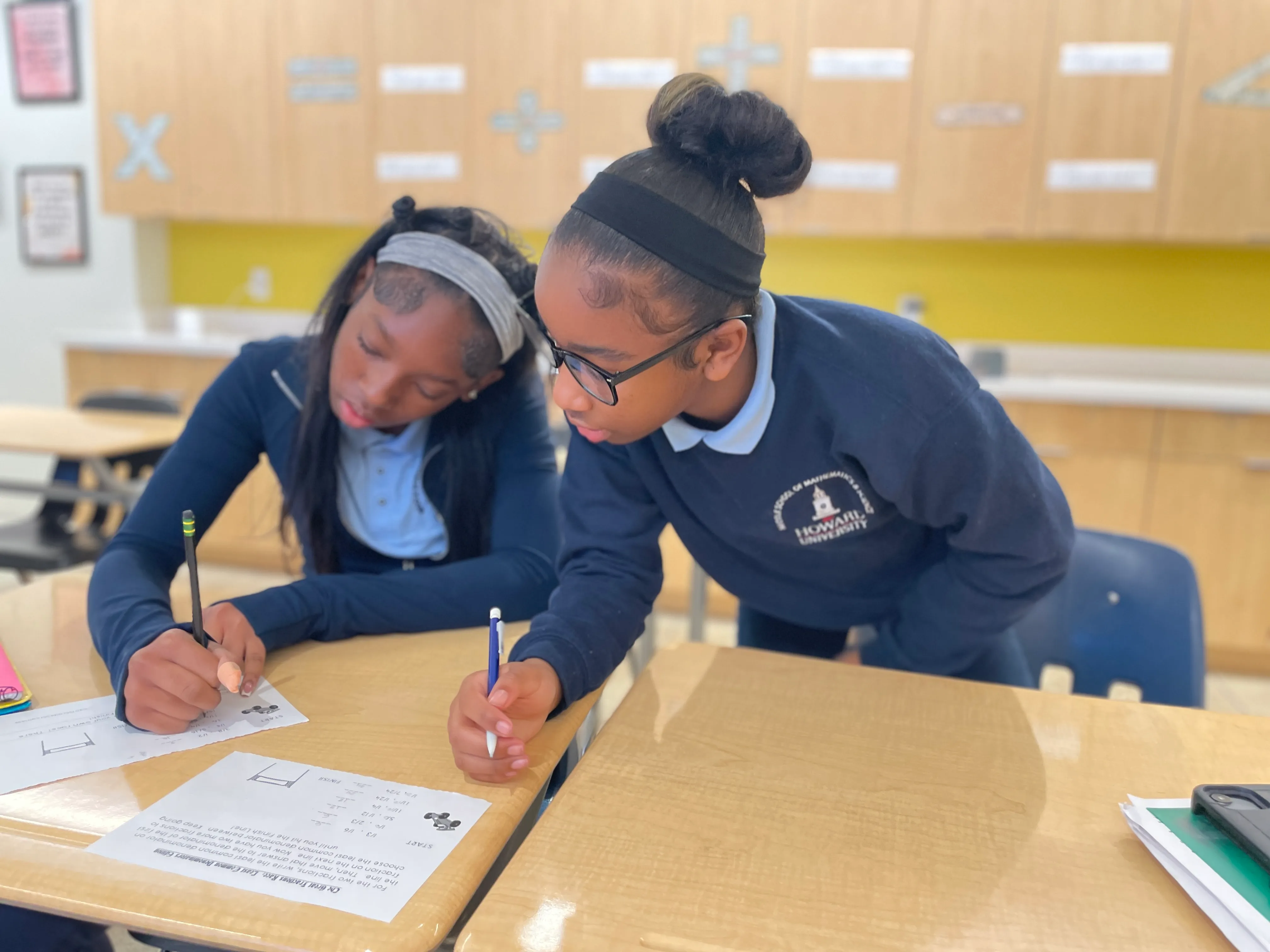 HU-MS² scholars collaborating on a math problem together